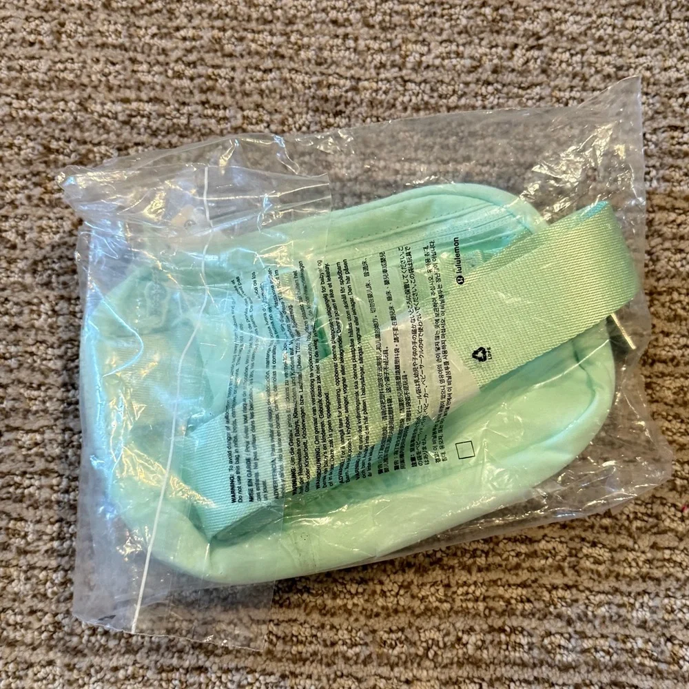 NWT Lululemon Everywheree Belt Bag in Mint Moment - Picture 7 of 8